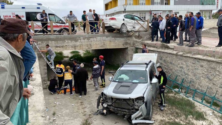 Otomobille çarpışan pikap dereye düştü, faciadan dönüldü