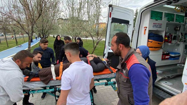 Otomobille çarpışan pikap dereye düştü, faciadan dönüldü