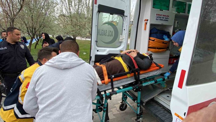 Otomobille çarpışan pikap dereye düştü, faciadan dönüldü