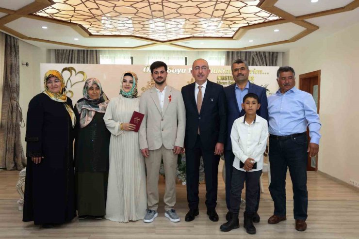 Nişan gecelerinin sabahında depreme yakalanan çiftin nikahını Başkan Kavuş kıydı