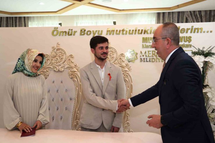 Nişan gecelerinin sabahında depreme yakalanan çiftin nikahını Başkan Kavuş kıydı