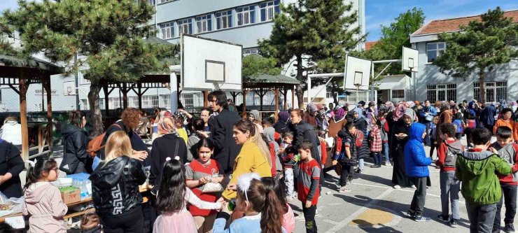 Kılıçaslan İlkokulundan depremzede kardeş okula 63 bin lira destek