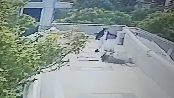 Vincin çarptığı üst geçitteki çocuğun düştüğü anlar kamerada