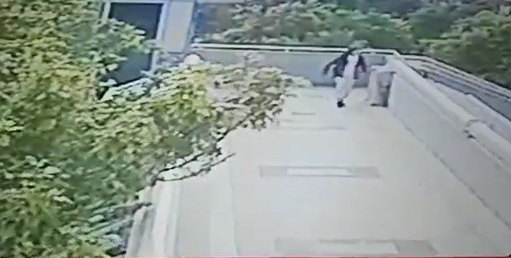 Vincin çarptığı üst geçitteki çocuğun düştüğü anlar kamerada