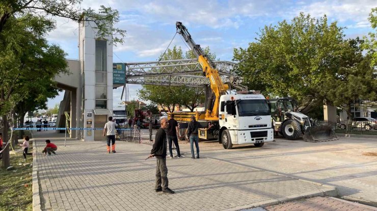 Vincin çarptığı üst geçitteki çocuğun düştüğü anlar kamerada