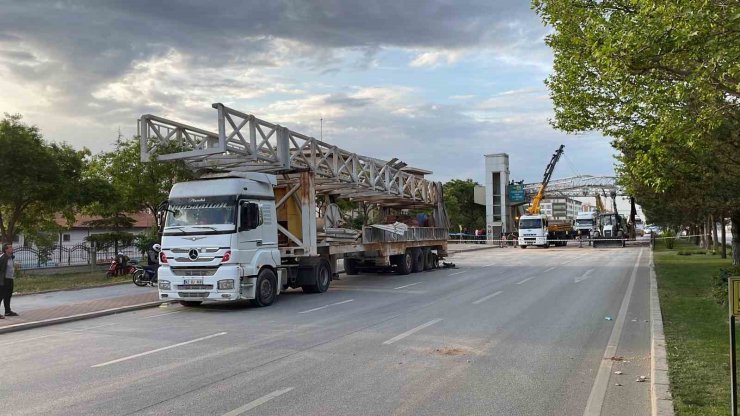 Vincin çarptığı üst geçitteki çocuğun düştüğü anlar kamerada