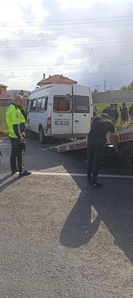 Nevşehir’de işçi servisi ile öğrenci servisi çarpıştı: 8 yaralı