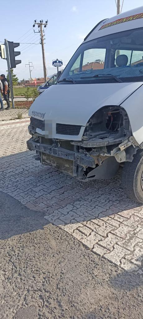 Nevşehir’de işçi servisi ile öğrenci servisi çarpıştı: 8 yaralı