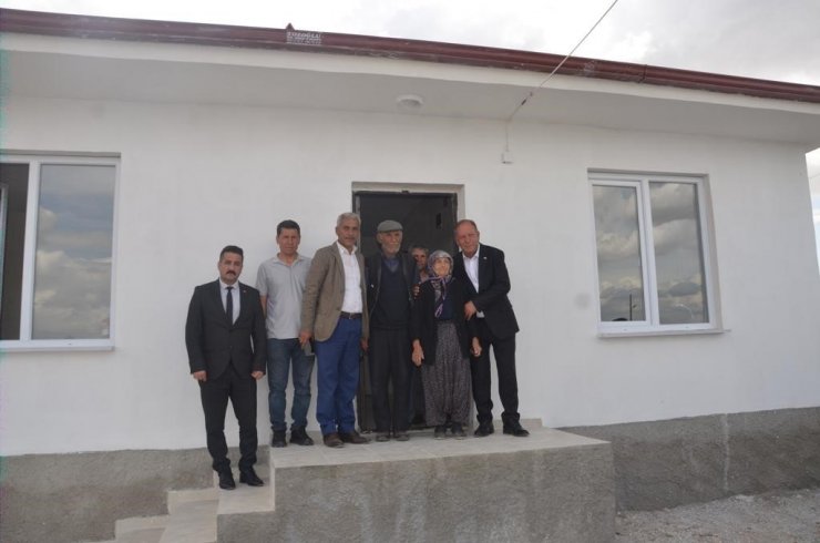 Başkan Oprukçu Anakız Öğer’in evini teslim etti