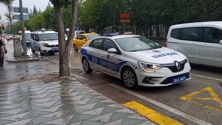 Aniden caddeye fırlayan çocuğa araba çarptı