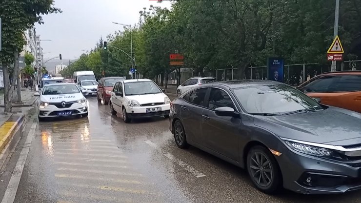 Aniden caddeye fırlayan çocuğa araba çarptı