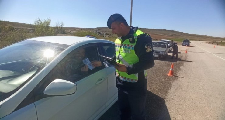 Trafik jandarması hem denetledi hem bilgilendirdi