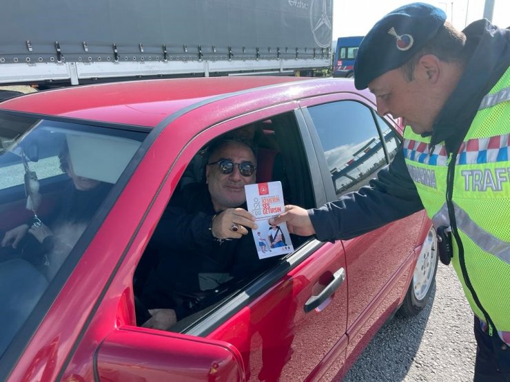 Trafik jandarması hem denetledi hem bilgilendirdi
