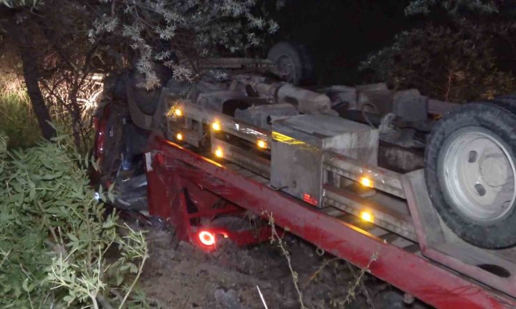 Kontrolden çıkan çekici şarampole devrilip hurdaya döndü: 2 ağır yaralı
