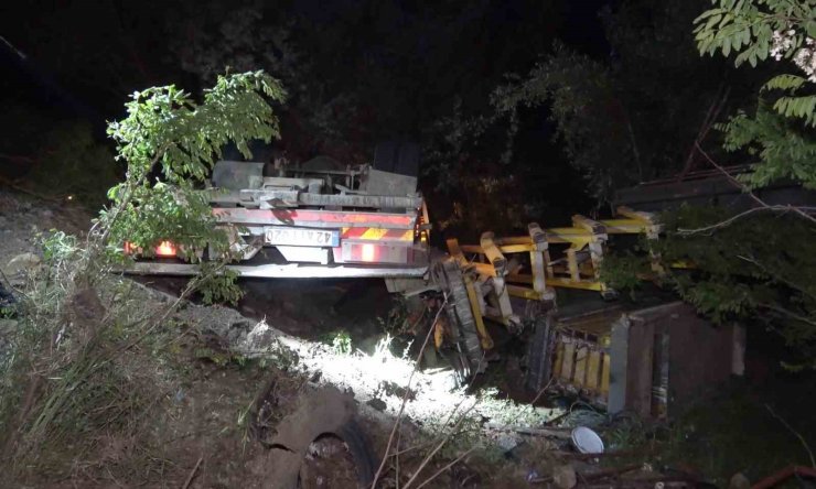 Kontrolden çıkan çekici şarampole devrilip hurdaya döndü: 2 ağır yaralı