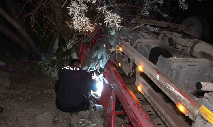 Kontrolden çıkan çekici şarampole devrilip hurdaya döndü: 2 ağır yaralı