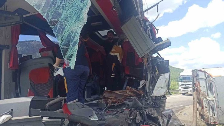 Konya’da yolcu otobüsü ile temizlik aracı çapıştı: 1 ölü ve yaralılar var