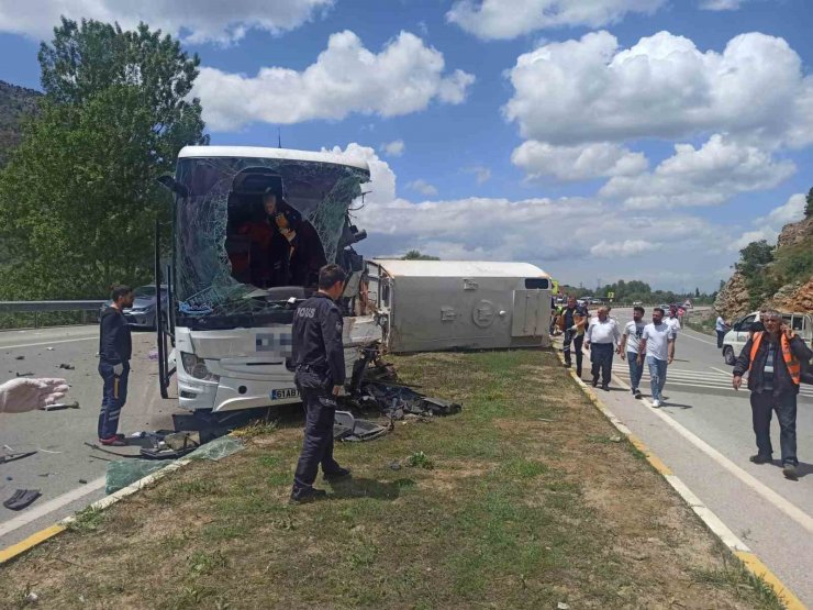 Konya’da yolcu otobüsü ile temizlik aracı çarpıştı: 1 ölü, 15 yaralı