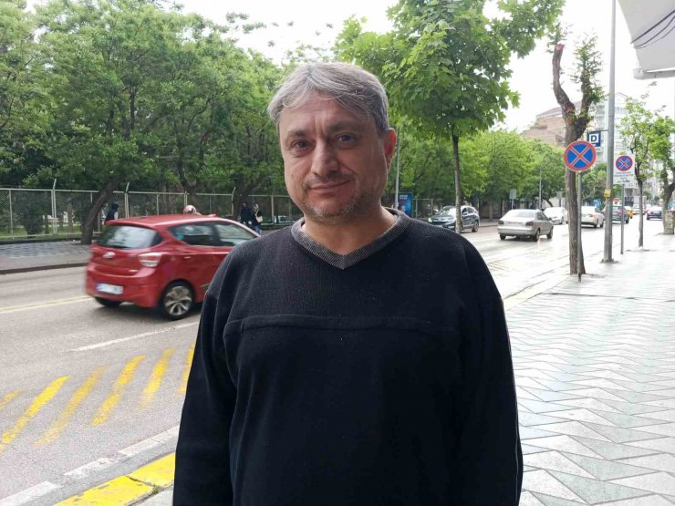 Aniden caddeye fırlayan çocuğa araba çarptı