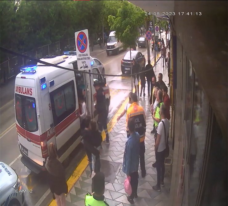 Aniden caddeye fırlayan çocuğa araba çarptı