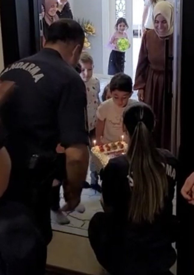 Jandarmadan şehit çocuğuna sürpriz doğum günü
