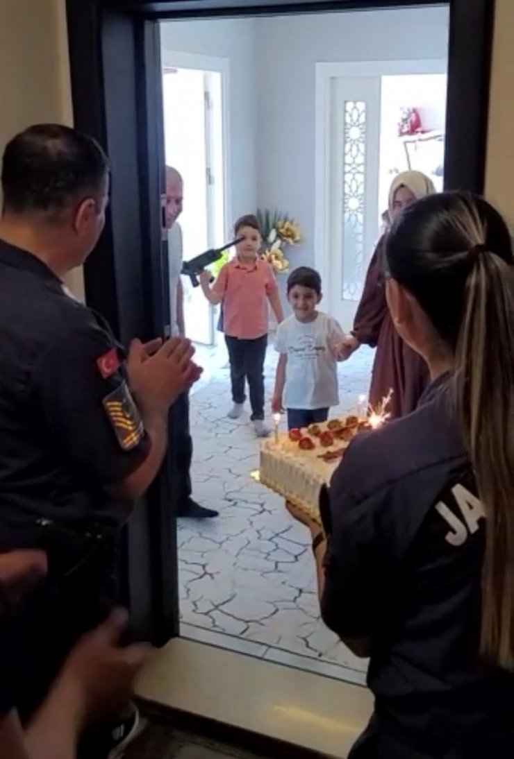 Jandarmadan şehit çocuğuna sürpriz doğum günü