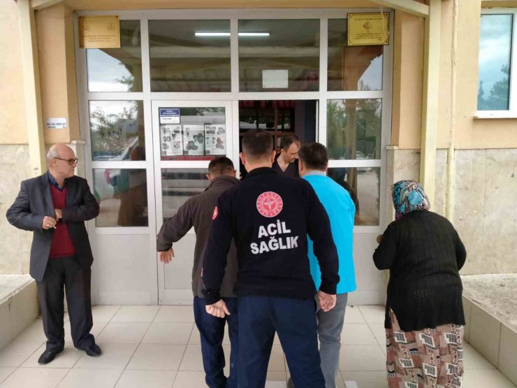 Konya’da oy kullanmaya ambulansla geldi