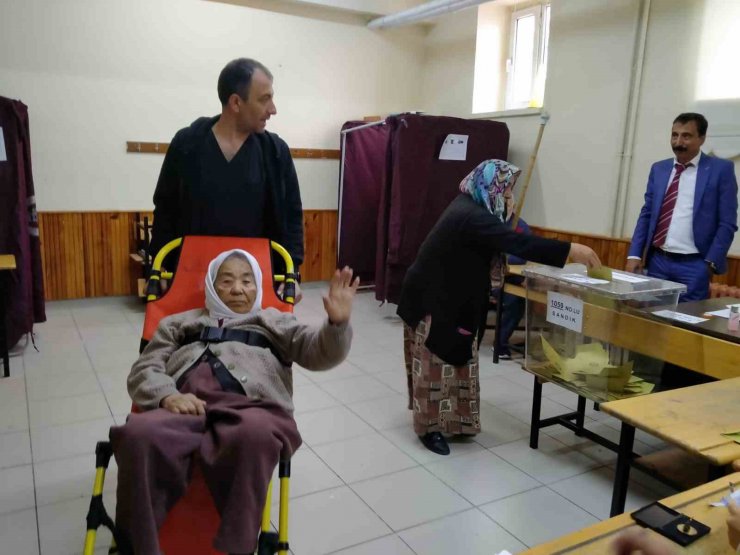 Konya’da oy kullanmaya ambulansla geldi