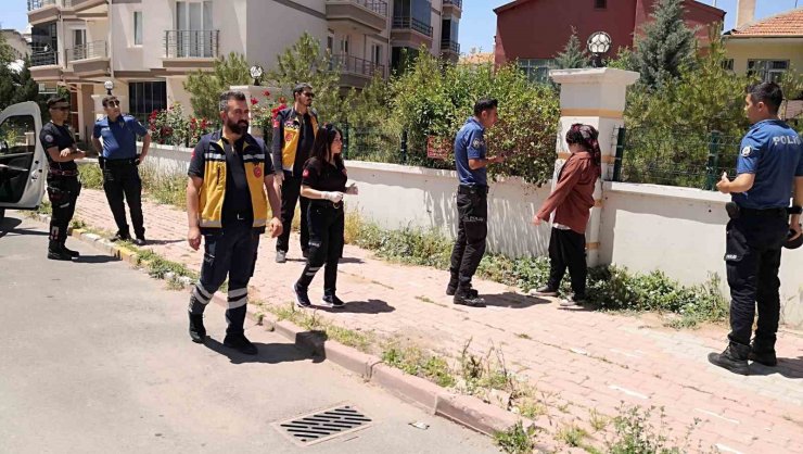 Polise bıçakla, gazetecilere taşla saldırdı