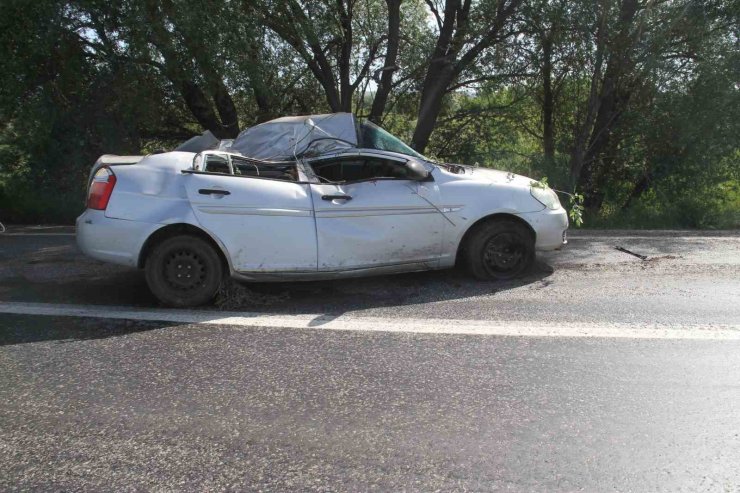 Konya’da yoldan çıkan otomobil ağaca çarptı: 2 yaralı