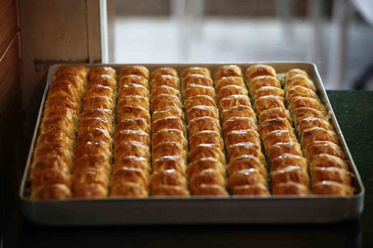 Taş fırında pişen bayramlık baklavalar tezgahta