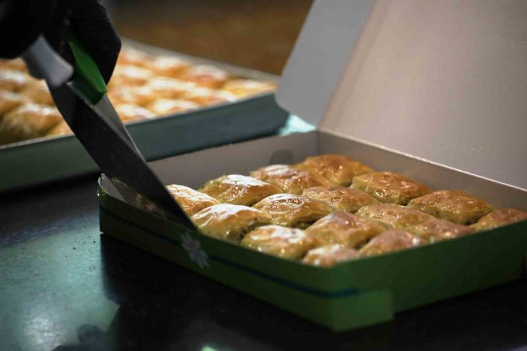Taş fırında pişen bayramlık baklavalar tezgahta