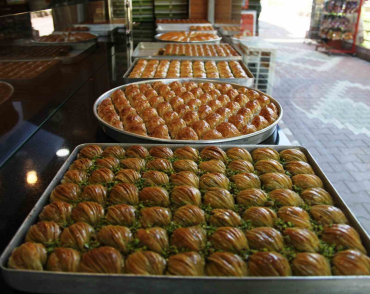 Taş fırında pişen bayramlık baklavalar tezgahta