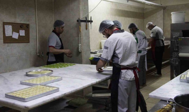 Taş fırında pişen bayramlık baklavalar tezgahta