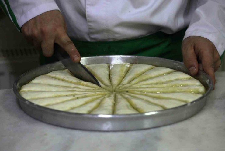 Taş fırında pişen bayramlık baklavalar tezgahta