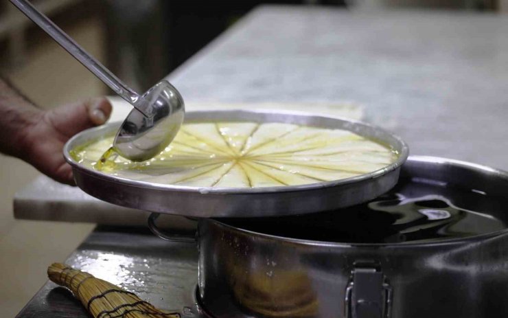 Taş fırında pişen bayramlık baklavalar tezgahta