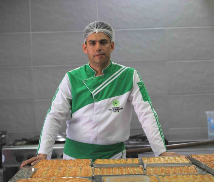 Taş fırında pişen bayramlık baklavalar tezgahta