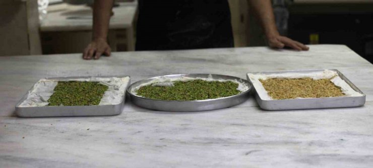 Taş fırında pişen bayramlık baklavalar tezgahta