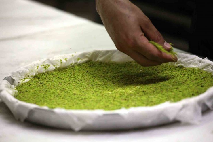 Taş fırında pişen bayramlık baklavalar tezgahta