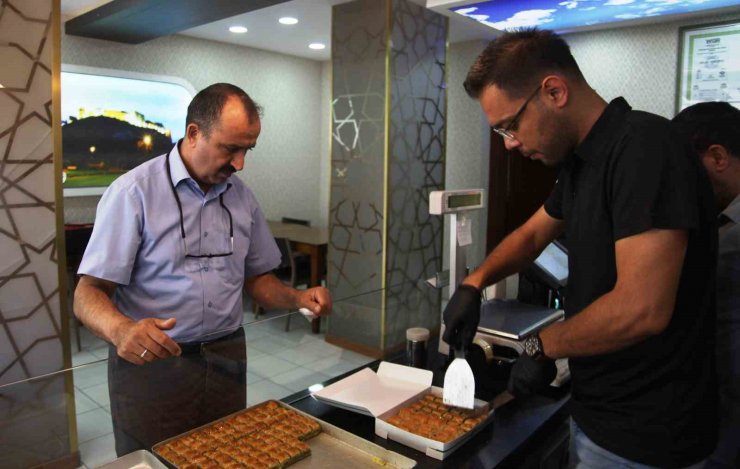 Taş fırında pişen bayramlık baklavalar tezgahta