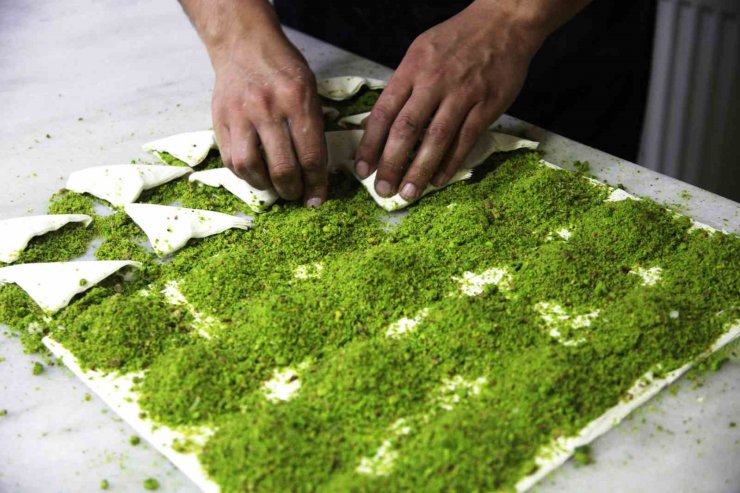 Taş fırında pişen bayramlık baklavalar tezgahta