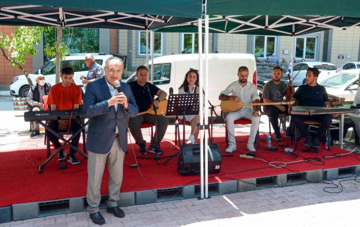 NEÜ’de kanser tedavisi gören hastalara moral etkinliği