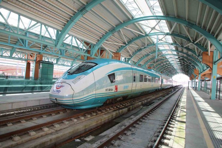 Yüksek Hızlı Tren ile Sivas’a insan akını yaşandı