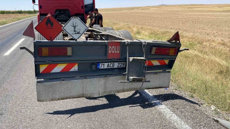 Akaryakıt taşıyan tankerin tankı koparak şarampole devrildi