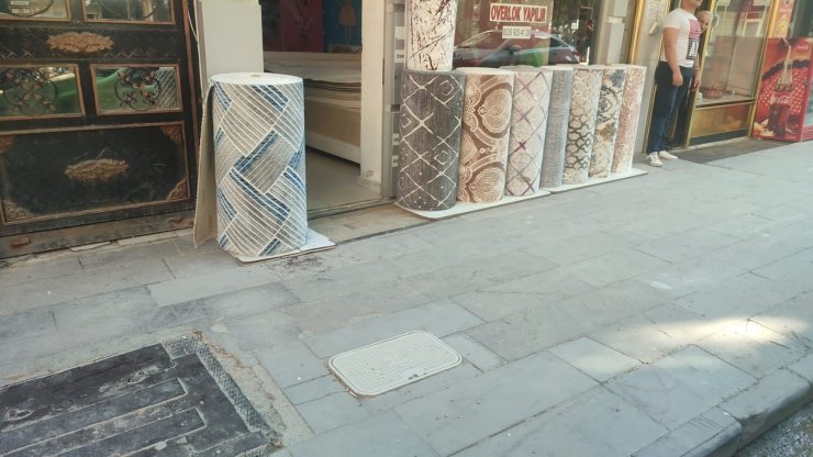 Kaldırımda yürürken üstlerine beton parçaları düşen baba ve kızı yaralandı