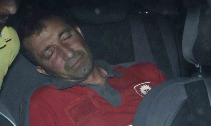 Alkollü sürücü önce polis aracında, sonra refüjde uyudu