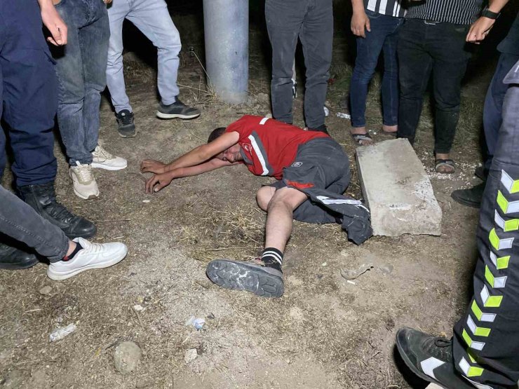 Alkollü sürücü önce polis aracında, sonra refüjde uyudu