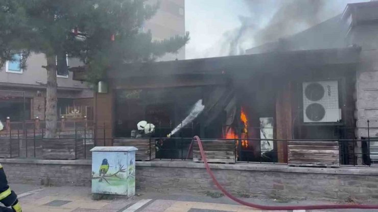 Aksaray’da bir kafe alev alev yandı
