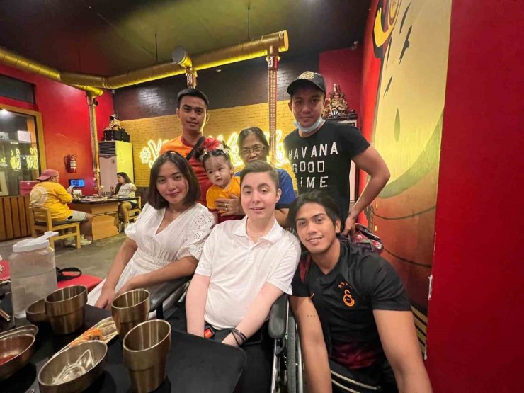 Bedensel engelli Alihan ile Filipinli gelinin aşkı engel tanımadı