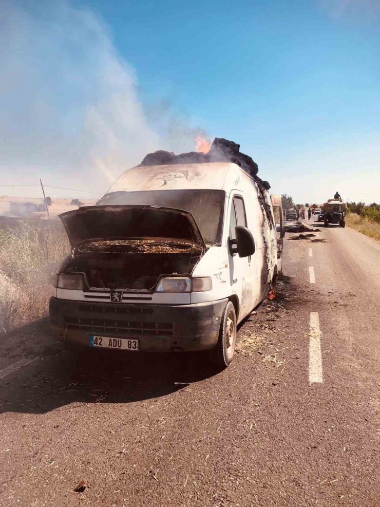 Saman balyası yüklü minibüs yandı, alevler arazideki samanları da yaktı